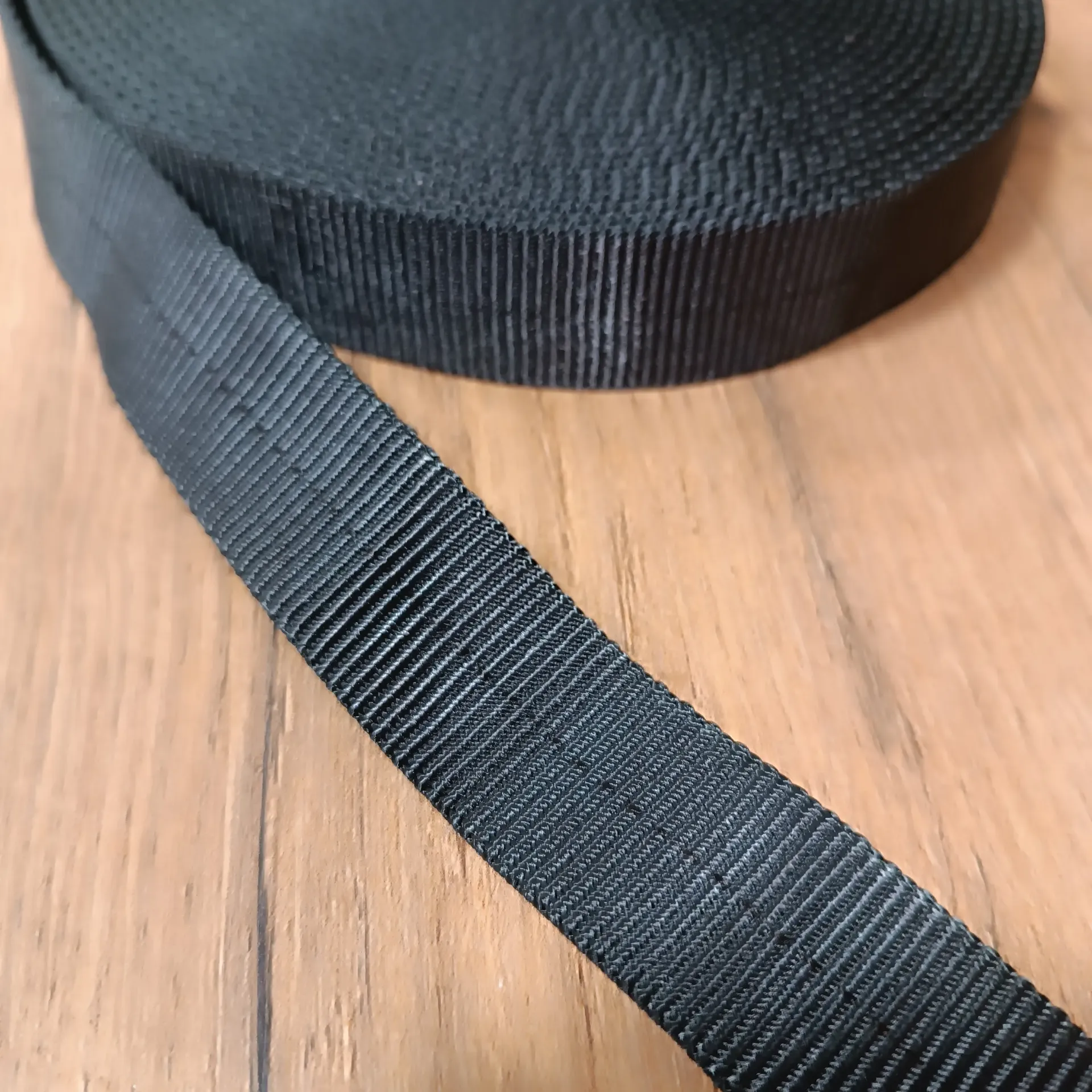 Taśma nylonowa rurowa Czarna 25 mm – na metry