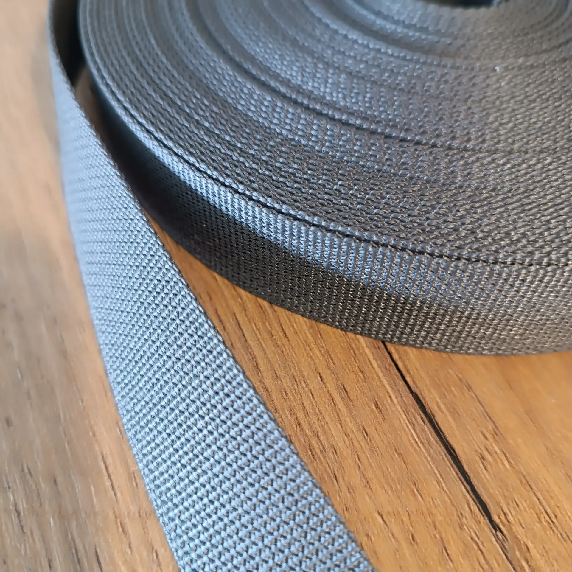 Taśma nylonowa Wolf Grey Solution-Dyed 25 mm – na metry