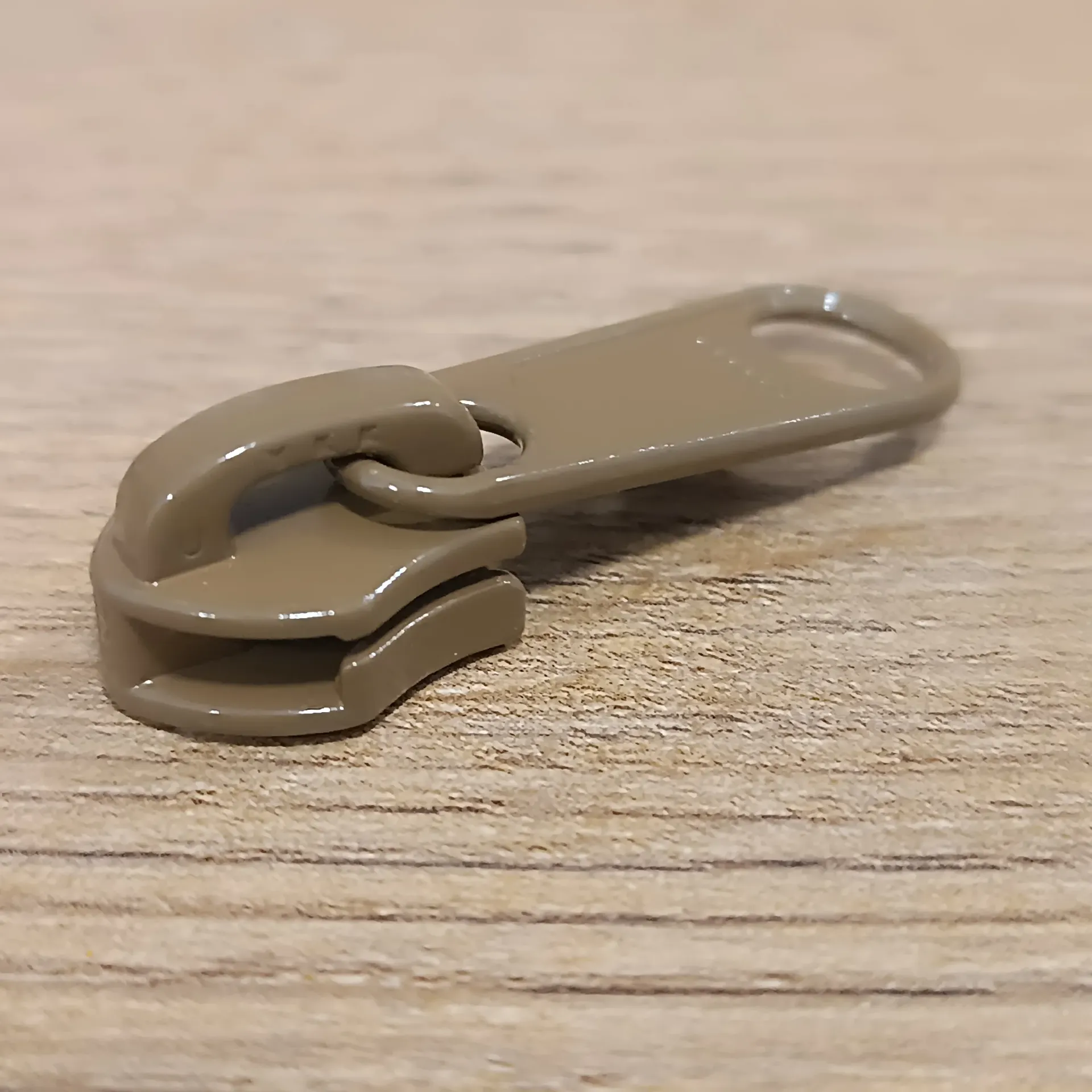 YKK Reverse Spiralschieber Größe 8 Coyote Brown, Griff frei hängend, ohne Bremse