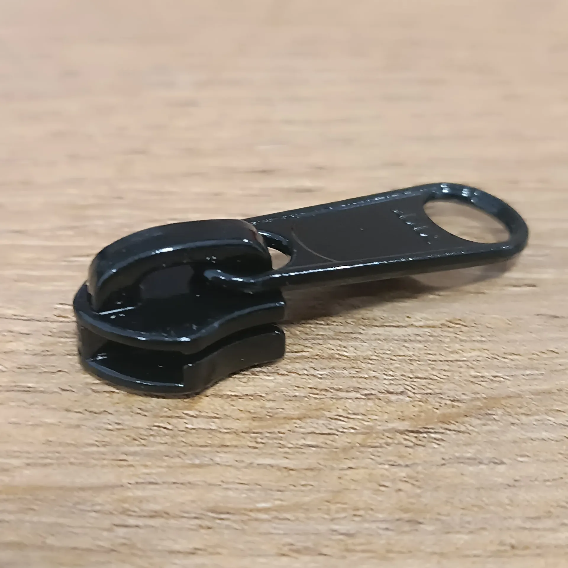 YKK Reverse Spiralschieber Größe 8 Schwarz, Griff frei hängend, ohne Bremse